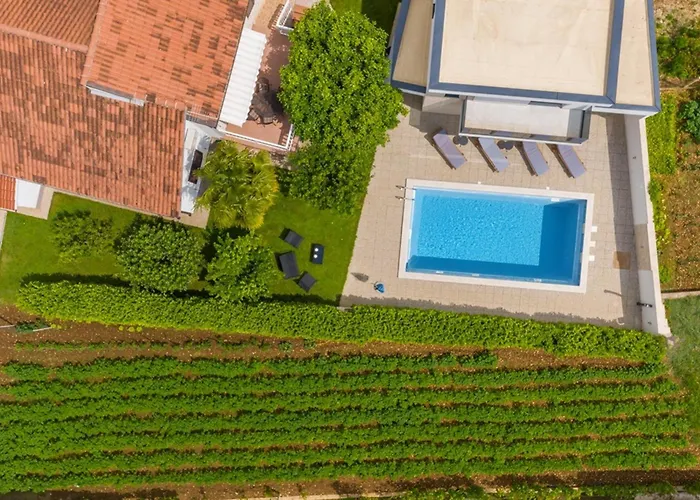 Maja With Private Pool Ferienhaus *