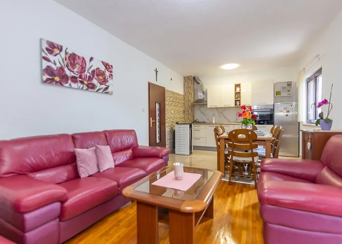 Maja With Private Pool Ferienhaus