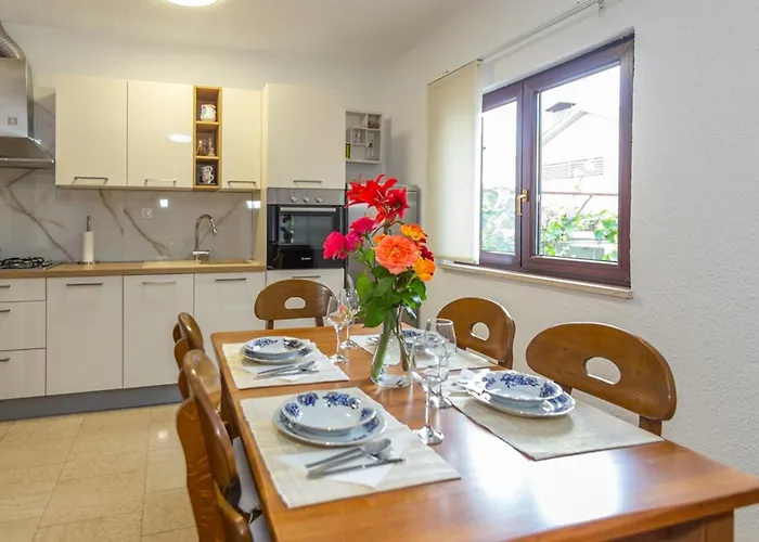 Maja With Private Pool Ferienhaus *