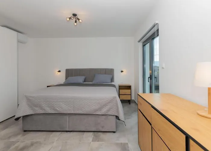 Maja With Private Pool Ferienhaus