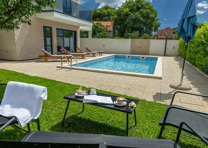 Maja With Private Pool Ferienhaus *